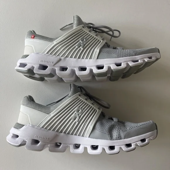 On WOMEN'S CLOUDSWIFT White Running Glacier/White - Picture 4 of 8